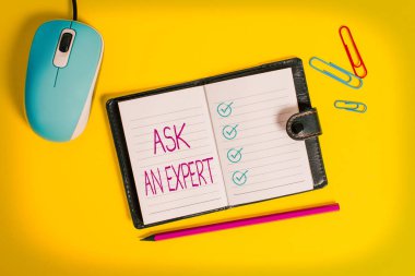 Ask An Expert 'ı gösteren bir not yazıyorum. İş fotoğrafı tanıtım programı. Bir konuda yeteneği olan birine danışın. Ya da bilgili, deri çizgili, çizgili çarşaf işaretli, fare renkli arka plan..