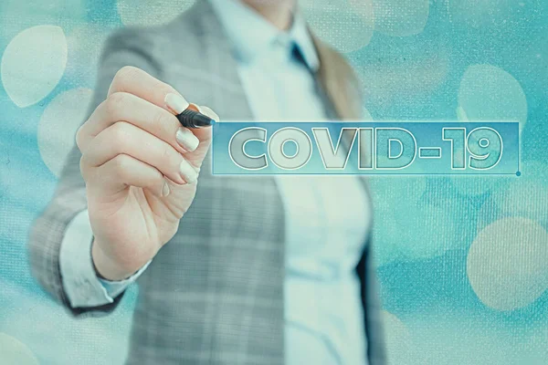Szövegírás Covid19. Üzleti koncepció a koronavírus által okozott enyhe vagy súlyos légzőszervi megbetegedésekre. — Stock Fotó
