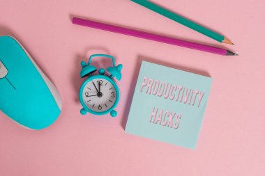 Verimlilik Hackerlarını gösteren metin işareti. Kavramsal fotoğraf hileleri, aynı zamanda alarm saatini uyandırır boş not defteri işaretleyicilerini renklendirir..