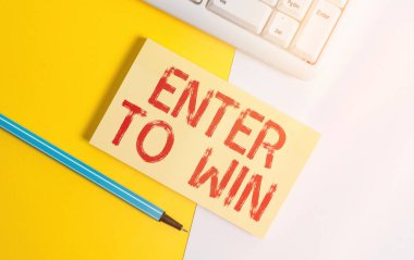 Enter To Win 'i gösteren kavramsal el yazısı. Fotokopi alanı ve klavyesi turuncu arkaplan masasının üstünde olan bir kağıt için değer değiş tokuşu yapan iş fotoğrafı metni.