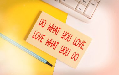 Kavramsal el yazısı, sevdiğin şeyi yap işini sev. İş fotoğrafı metni hayattaki hayallerinizi ya da tutkularınızı takip edin. Fotokopi alanı ve klavyesi turuncu arkaplan masasının üzerinde olan kağıt..