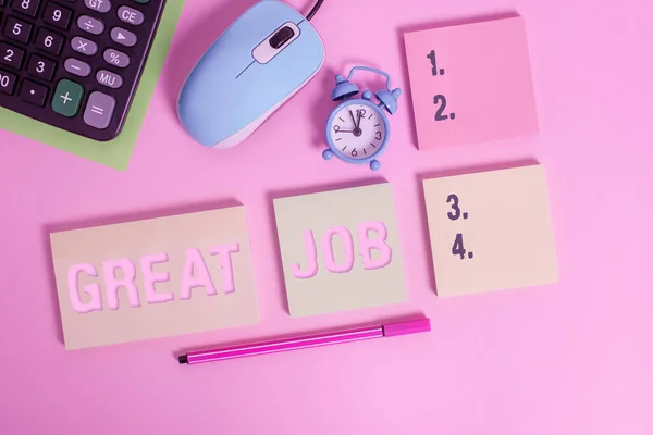 Handschrifttekst Great Job. Concept betekent sed voor het vertellen van iemand dat ze iets goed hebben gedaan Notepads muis wekker calculator blad marker gekleurde achtergrond. — Stockfoto