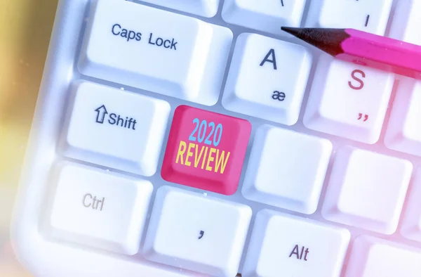 Kelime yazma metni 2020 Review. 2020 yılı turizm veya hizmetlerinde yeni eğilimler ve beklentiler için iş kavramı. — Stok fotoğraf