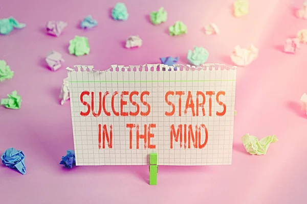 Handschrifttekst Succes begint in de geest. Concept betekent zet je geest op positiviteit het kan een lange weg gaan. — Stockfoto