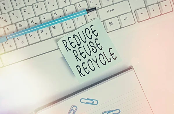 Nota de escritura que muestra Reducir el reciclaje de reutilización. Foto de negocios mostrando el comportamiento del consumidor ambientalmente responsable Flat lay above blank copy space sticky notes with business concept . — Foto de Stock