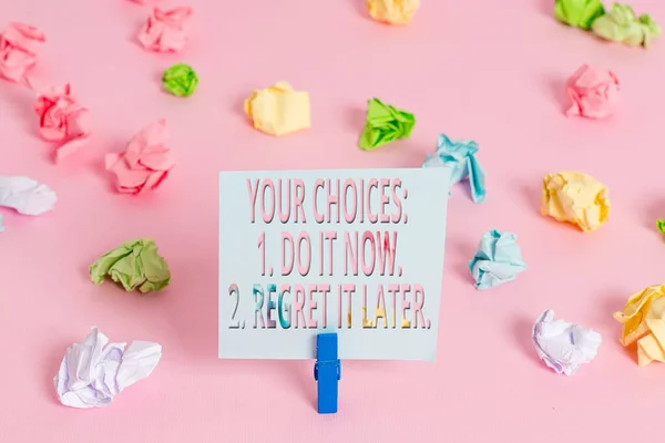 Palavra que escreve o texto Suas escolhas 1 Faça-o agora 2 Arrepender Mais tarde. Conceito de negócio para pensar primeiro antes de decidir Colorido papéis amassados vazio lembrete rosa chão fundo clothespin . — Fotografia de Stock