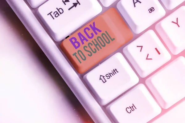 Escrevendo uma nota mostrando Back To School. Apresentação de fotos de negócios é o período relativo ao início de um novo ano letivo . — Fotografia de Stock