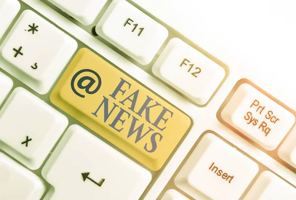 Segno di testo che mostra notizie false. Foto concettuale false informazioni pubblicate con il pretesto di essere notizie autentiche . — Foto Stock