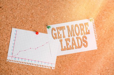 Kavramsal el yazısı daha fazla ipucu elde etmeyi gösteriyor. Daha fazla müşteriye sahip olmak için iş fotoğrafı gösterimi ve hedef satışlarınızı artırmak için mantar pano boyutundaki kağıt raptiye afiş afişi bildirim panosu.