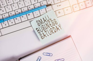 Cumartesi günü Small Business 'ı gösteren bir not yazıyorum. Cumartesi günü Amerika 'nın alışveriş tatiline ait fotoğraf sergisi boş fotokopi alanının üzerinde iş konseptiyle birlikte duruyordu..