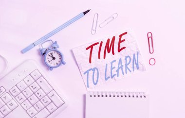El yazısı metni yazma, öğrenme zamanı. Kavram, gerçeklerin ve fikirlerin bilgi edinilmesi veya anlaşılmasına duyulan ihtiyaç anlamına gelir. Boş not kağıdına pc klavye saati ve kalem ile boşluk kopyala.