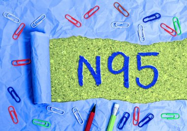 Kelime yazma metni N95. Giyen kişiyi korumak için bireysel koruyucu ekipmanlar için iş konsepti.