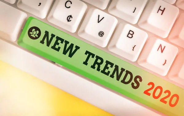 Handschrift tekst schrijven van nieuwe trends 2020. Concept betekent algemene richting waarin iets zich ontwikkelt. — Stockfoto