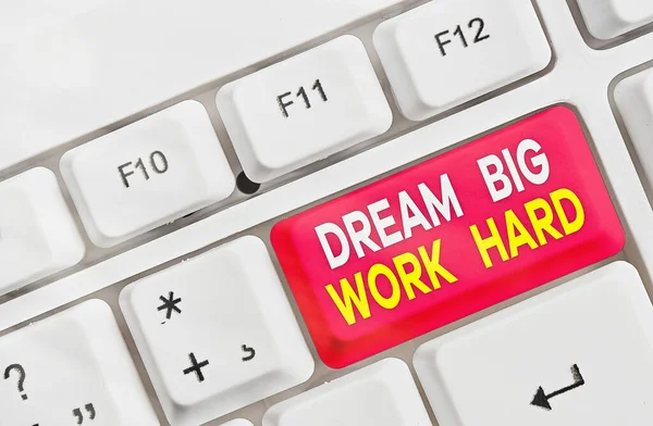 Kelime yazma metin Dream Big Work Hard. Kendinize inanmak ve hayalleri ve hedefleri takip etmek için İş kavramı.