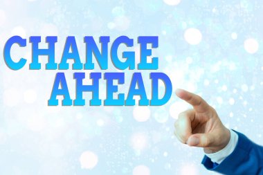 İlerideğiştir'i gösteren not yazma. Başka bir Farklı Ol ile değiştirmek veya değiştirmek için vitrine çıkan iş fotoğrafı.