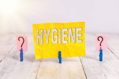 Hijyeni gösteren bir not yazıyorum. İş fotoğraflarında, sağlığın korunması ve tesisi üzerine yapılan bilimsel çalışmalar tahta masaya raptiyeler yerleştirilmiş..