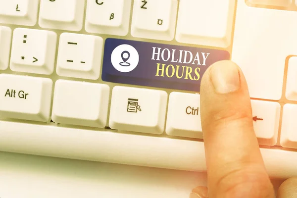 Word pisanie tekstu Holiday Hours. Koncepcja biznesowa dla pracownika otrzymuje dwa razy normalne wynagrodzenie za wszystkie godziny. — Zdjęcie stockowe