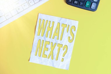 Bir sonraki soruyu gösteren kavramsal el yazısı. İş fotoğrafı gösterimi bir kişiye yaklaşan hareketleri ya da davranışları hakkında soru sorulurken masadaki bilgisayar klavyesiyle alanı kopyala.