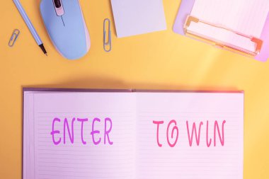 Enter To Win 'i gösteren not yazılıyor. Ödül veya pano çizgili not defteri fare kalem notunu kazanma şansı karşılığında bir şeyleri takas eden iş fotoğrafı gösterimi.