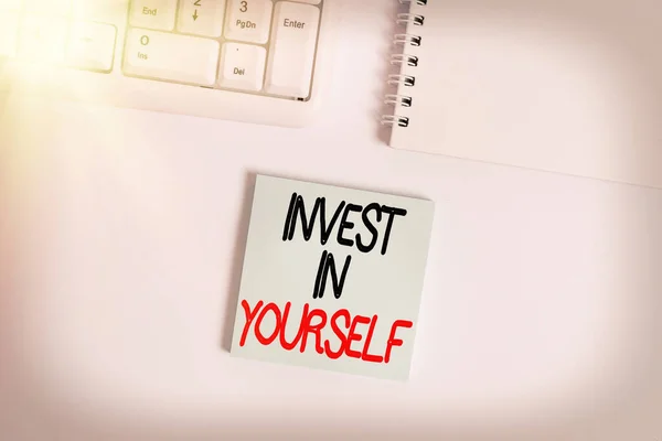 Tekst pisma Invest In Yourself. Koncepcja oznacza dowiedzieć się nowych rzeczy lub materiałów, co sprawia, że dużo lepiej pusty papier notatki na białym tle przez klawiaturę PC z miejsca kopiowania. — Zdjęcie stockowe