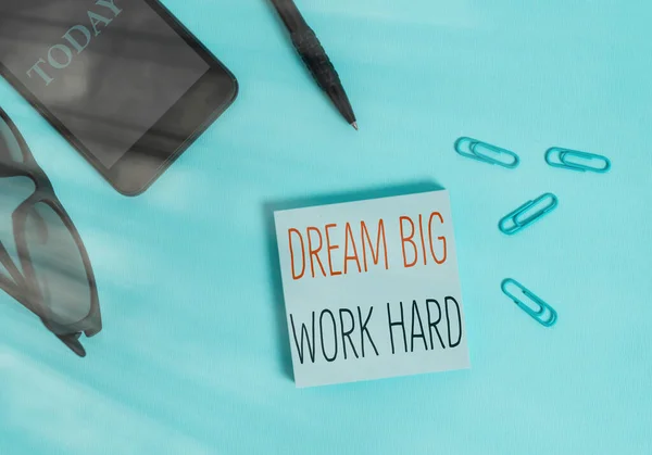 Znak tekstowy pokazujący Dream Big Work Hard. Koncepcyjne zdjęcie Uwierz w siebie i podążaj za marzeniami i celami Okulary kolorowe lepkie notatki smartphone komórki klipy długopis pastelowe tło. — Zdjęcie stockowe