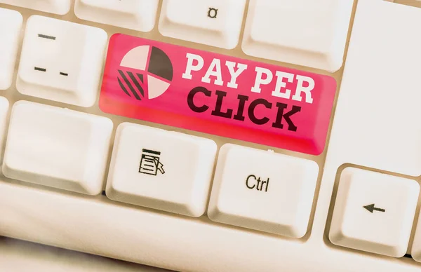 Schrijfbriefje met Pay Per Click. Zakelijke foto presentatie internet marketing waarin de betaling is gebaseerd op clickthroughs. — Stockfoto