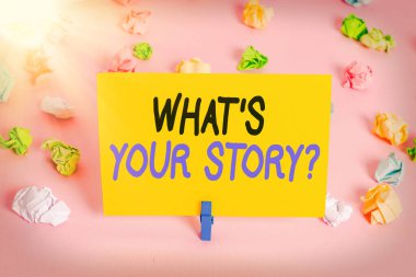 Mesajda S 'nin senin hikayen olduğunu gösteriyor. Bireylere geçmişteki olayları sormanın kavramsal fotoğraf tarzı. Renkli buruşuk kağıtlar. Boş hatırlatıcı, pembe zemin çamaşır mandalı..