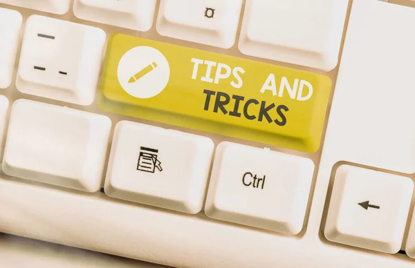 Ordskrivning text Tips och tricks. Affärsidé för insiderfakta speciellt inom vadslagning eller investering. — Stockfoto