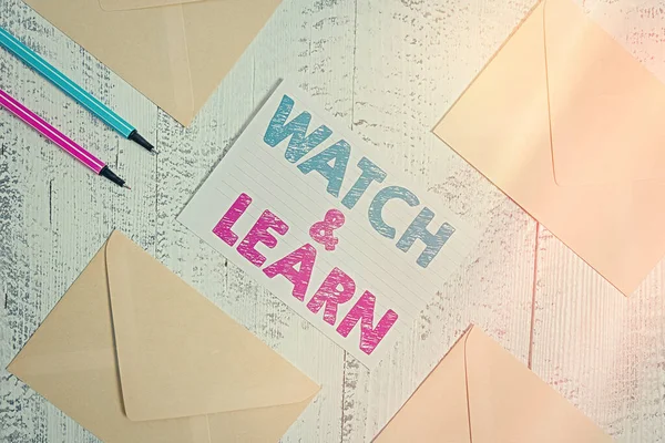 Notizen, die Watch And Learn zeigen. Business-Foto zeigt eine Aktion oder Ideen, wie man Dinge macht. Textmarker liniertes Papier Blatt Holz Vintage Hintergrund. — Stockfoto