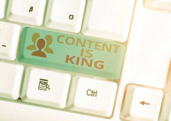Texto de caligrafia Content Is King. Conceito que significa acreditar que o conteúdo é central para o sucesso de um site . — Fotografia de Stock