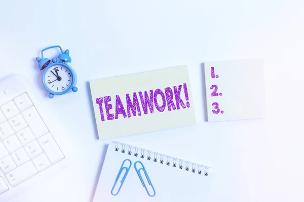 팀 워크 (Teamwork) 라고도 한다. 개념은 그룹의 행동을 결합하는 것을 의미 합니다. 특히 효율적 이고 효율적 인 빈 종이와 시계와 pc 키보드가 테이블 위에 복사 공간 이 있을 때. — 스톡 사진