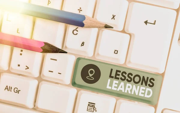Escribiendo una nota que muestra las lecciones aprendidas. Foto de negocios que muestra el conocimiento o la comprensión adquirida por la experiencia . — Foto de Stock