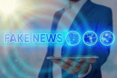 Sahte Haberler 'i yazan el yazısı. Bu görüntünün özgün haber unsurları kisvesi altında NASA tarafından desteklenen sahte bilgi yayınlanması anlamına gelen kavram..