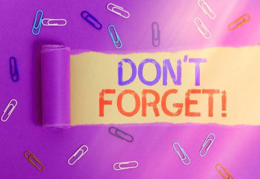 Don T Forget'ı gösteren bir metin işareti. Kavramsal fotoğraf önemli bir gerçeği veya ayrıntı hakkında birisi hatırlatmak için kullanılır.