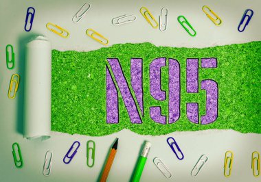 N95 'i gösteren kavramsal el yazısı. İş fotoğrafı, giyeni korumak için kullanılan bireysel koruma ekipmanına mesaj atar.