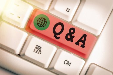 Q ve A 'yı gösteren kavramsal el yazısı. İş fotoğrafı birinin sorulara cevap verdiği bir zaman aralığı ya da olay yeri metni.