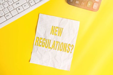 Yeni Yönetmelik Sorusu 'nu gösteren kavramsal el yazısı. İş fotoğraflarının gösterilmesi, hükümetin düzen denetimini bir şey yapma yolu haline getirdi. Masada bilgisayar klavyesi olan bir defter üzerinde boşluk kopyala.