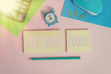 El yazısı Kayıp Eşya Bürosu. Kavram, kaybedilen ögelerin geri alınana kadar saklandığı bir yer anlamına gelir. Tel fare saat hesap makinası not defterleri işaretleyici sayfaları renk arkaplanı kırpar.