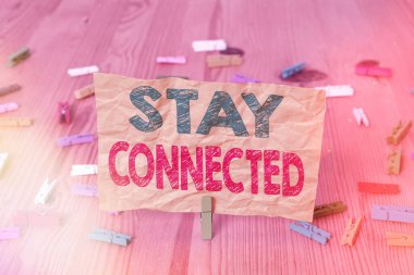 Stay Connected 'ı gösteren kavramsal el yazısı. Sosyal profesyonel ticari ilişkinin devam etmesi için iş fotoğrafı sergileniyor.