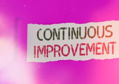 Kelime yazma metni Sürekli İyileştirme. Ürünleri veya süreçleri iyileştirmek için devam eden çabalar için iş kavramı.