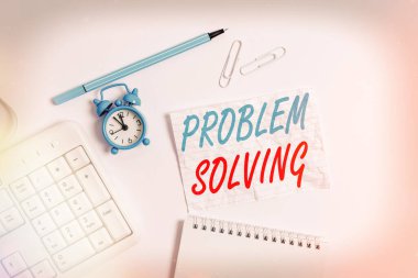 Kelime yazma problemi çözme. Zor ya da karmaşık sorunlara çözüm bulma süreci için iş konsepti Masada saat ve kalem ile boş not kağıdına yer kopyala.