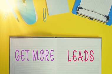 Get More Leads 'i gösteren bir not yazıyorum. Daha fazla müşteriye sahip olmak ve hedef satışlarınızı geliştirmek için iş fotoğrafı gösterimi Pano çizgili not defteri fare kalem notası renkli arkaplan.