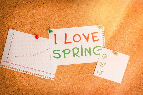 Píšu dopis ukazující, že miluji jaro. Obchodní foto ukazuje, proč mají silnou náklonnost k této sezoně Corkboard velikost papíru miniatura list billboard oznámení. — Stock fotografie
