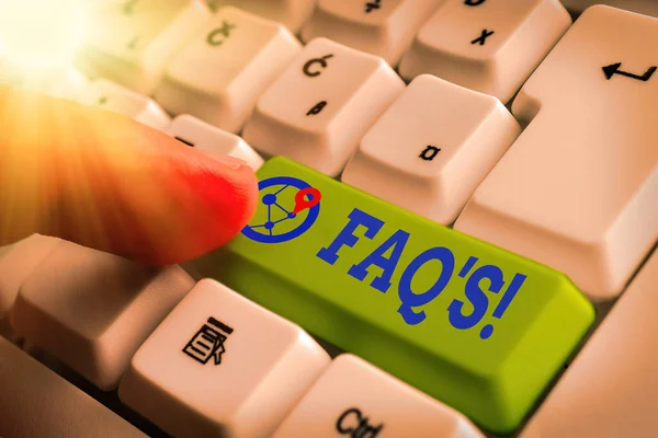 Handgeschreven tekst schrijven Faq. Concept, wat betekent dat een lijst van vragen en antwoorden met betrekking tot een bepaald onderwerp. — Stockfoto