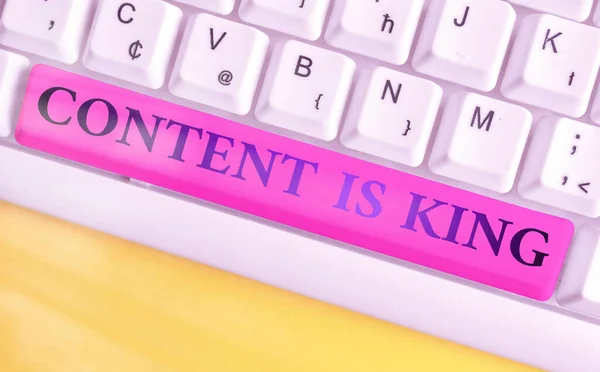 A caligrafia da escrita de texto Content Is King. Conceito que significa acreditar que o conteúdo é central para o sucesso de um site . — Fotografia de Stock