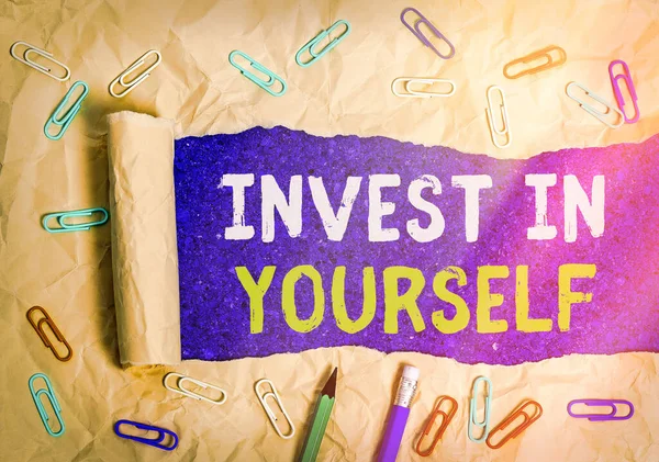 Fogalmi kézzel írásban mutatja Invest magadban. Üzleti fotó szöveg tanulni új dolgokat, vagy anyagok, így a sokkal jobb. — Stock Fotó