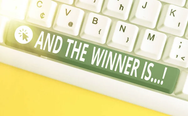 Manuscrito texto e o vencedor é. Conceito que significa anunciar quem ficou em primeiro lugar na competição ou exame . — Fotografia de Stock