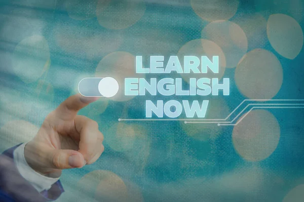 Εννοιολογική γραφή χεριών που δείχνει Μάθετε Αγγλικά τώρα. Επαγγελματική φωτογραφία κείμενο κερδίσει ή να αποκτήσουν γνώση και τις δεξιότητες της αγγλικής γλώσσας. — Φωτογραφία Αρχείου