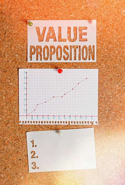 Signo de texto que muestra la Propuesta de Valor. Característica de foto conceptual destinada a hacer una empresa o producto atractivo Tamaño de color del tablero de corcho papel pin Thumbtack tack hoja cartelera aviso . — Foto de Stock