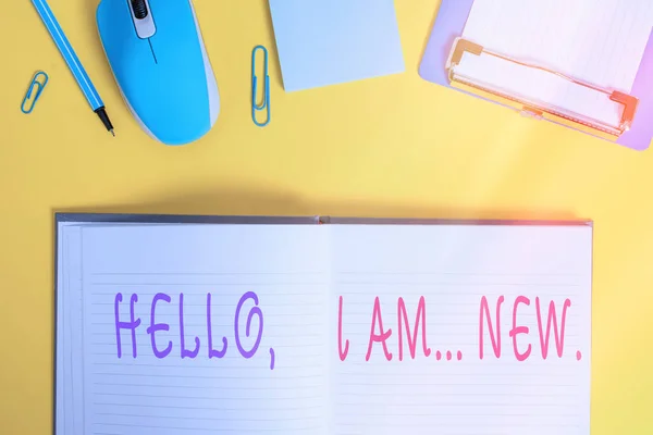 A Hello I Am New felirata. Üzleti fotó bemutatása használt üdvözlés vagy telefonbeszélgetés megkezdése Vágólap csíkos jegyzettömb egér ceruza megjegyzés színes háttér. — Stock Fotó